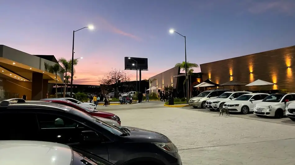 Amplio estacionamiento